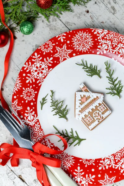 Décoration de Noël pour la table avec plat rouge et couverts — Photo