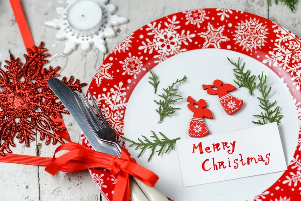 Vánoční dekorace pro tabulku s červeným misky a příbory — Stock fotografie