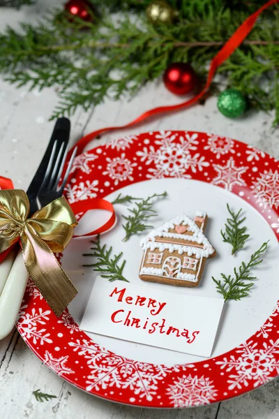 Decoración de Navidad para la mesa con plato rojo y cubiertos —  Fotos de Stock