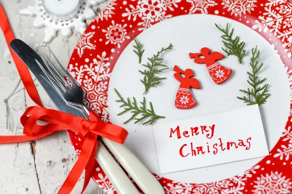 Weihnachtsdekoration für den Tisch mit rotem Geschirr und Besteck — Stockfoto