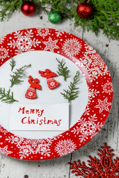 Decoración de Navidad para la mesa con plato rojo y cubiertos — Foto de Stock