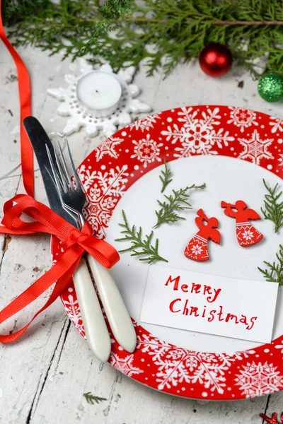 Decoración de Navidad para la mesa con plato rojo y cubiertos — Foto de Stock