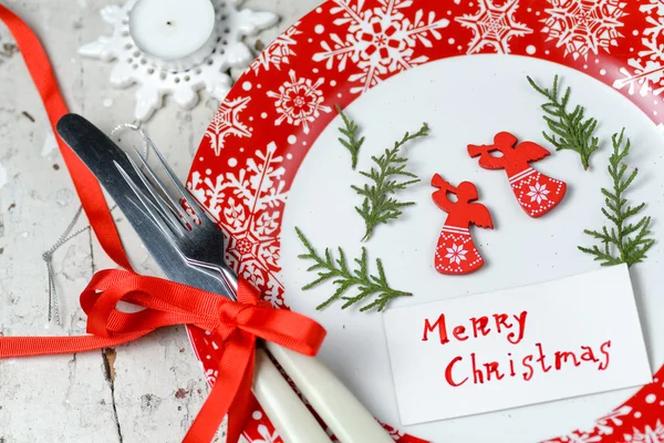 Noel dekorasyon kırmızı tabak ve çatal bıçak takımı ile tablo için