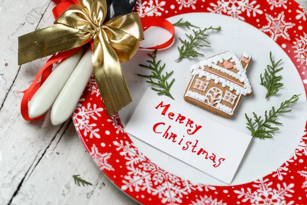 Juldekoration för bordet med röda skålen och bestick — Stockfoto