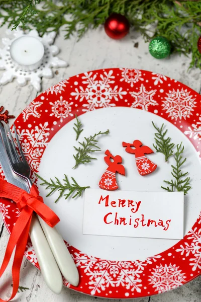 Vánoční dekorace pro tabulku s červeným misky a příbory — Stock fotografie