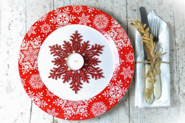 Kırmızı plaka çatal ve oyuncaklar ile Noel süsleri