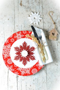 Kırmızı plaka çatal ve oyuncaklar ile Noel süsleri