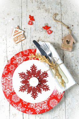 Kırmızı plaka çatal ve oyuncaklar ile Noel süsleri