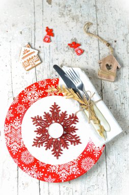 Kırmızı plaka çatal ve oyuncaklar ile Noel süsleri