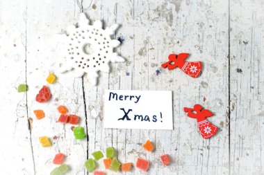 Melekler ve kar taneleri ve neşeli Xm ile Noel Dekor elemanları