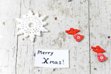 Melekler ve kar taneleri ve neşeli Xm ile Noel Dekor elemanları