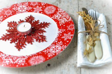 Kırmızı plaka çatal ve oyuncaklar ile Noel süsleri