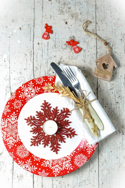 Рождественские украшения со столовыми приборами и игрушками из красной тарелки — стоковое фото