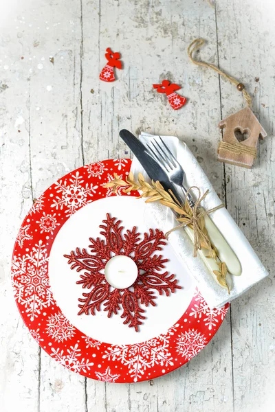 Рождественские украшения со столовыми приборами и игрушками из красной тарелки — стоковое фото