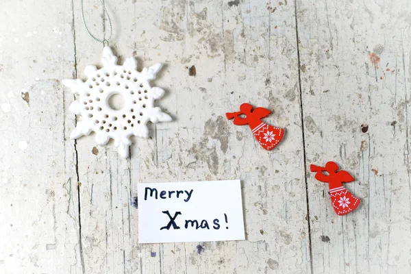 Weihnachtsdekor-Elemente mit Engeln und Schneeflocken und fröhlichen Weihnachtsliedern — Stockfoto
