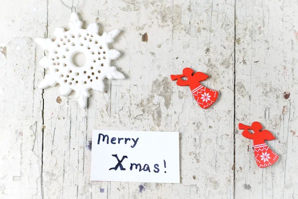 Weihnachtsdekor-Elemente mit Engeln und Schneeflocken und fröhlichen Weihnachtsliedern — Stockfoto