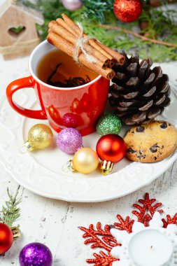 Tarçın, çerez ve baubles ile Noel ağacı arka plan Christmas kutlama çay zamanla