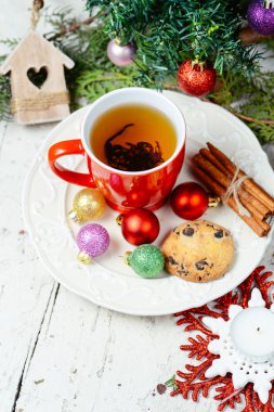 Tarçın, çerez ve baubles ile Noel ağacı arka plan Christmas kutlama çay zamanla