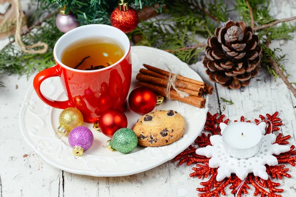 Tarçın, çerez ve baubles ile Noel ağacı arka plan Christmas kutlama çay zamanla