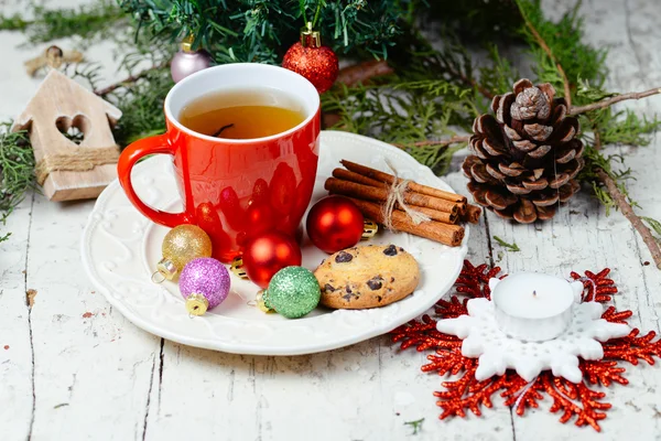 Tarçın, çerez ve baubles ile Noel ağacı arka plan Christmas kutlama çay zamanla