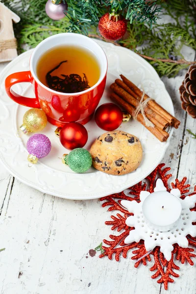 Weihnachtsfeier Tea Time mit Zimt, Plätzchen und Kugeln mit Christbaumhintergrund — Stockfoto