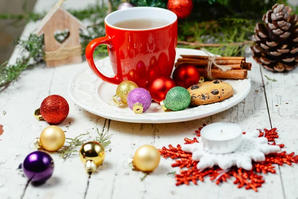 Hora del té de celebración de Navidad con canela, galletas y adornos con fondo de árbol de Navidad — Foto de Stock