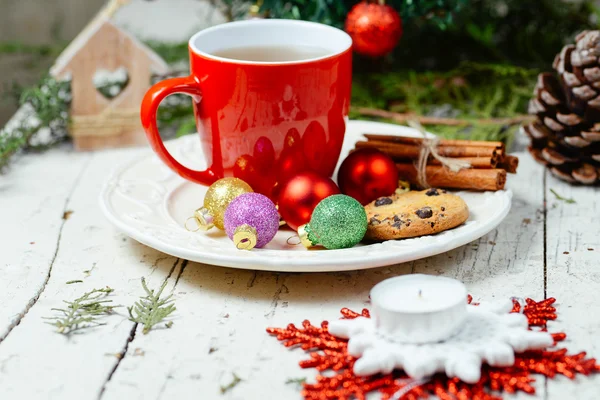 Weihnachtsfeier Tea Time mit Zimt, Plätzchen und Kugeln mit Christbaumhintergrund — Stockfoto