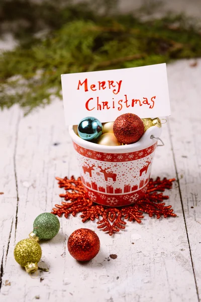 Porslin hink med färgglada grannlåt till jul och nya Ja — Stockfoto