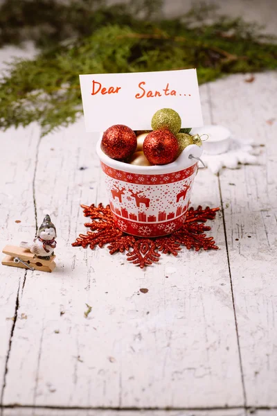 Cubo de porcelana con adornos coloridos para Navidad y New Yea — Foto de Stock