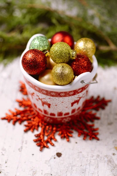 Seau en porcelaine avec des boules colorées pour Noël et New Yea — Photo