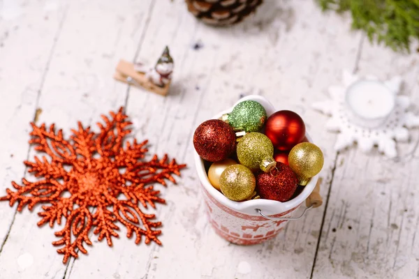 Cubo de porcelana con adornos coloridos para Navidad y New Yea — Foto de Stock