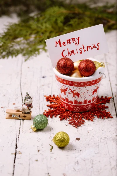 Porzellaneimer mit bunten Kugeln für Weihnachten und Neujahr — Stockfoto