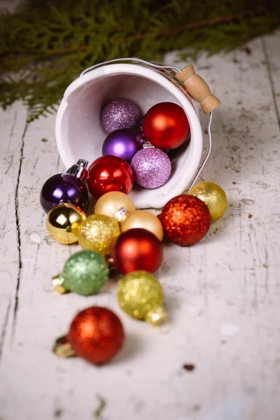 Cubo de porcelana con adornos coloridos para Navidad y New Yea — Foto de Stock