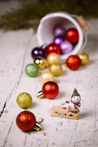 Фарфоровое ведро с красочными безделушками на Рождество и Новый год — стоковое фото