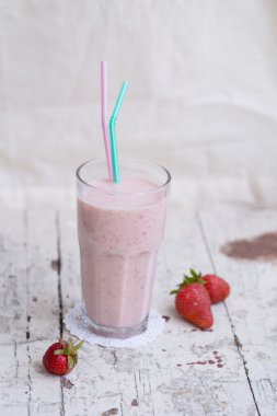Çilek ve muz smoothie sağlıklı dring yoğurt ile