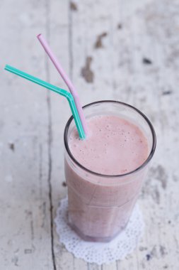 Çilek ve muz smoothie sağlıklı dring yoğurt ile