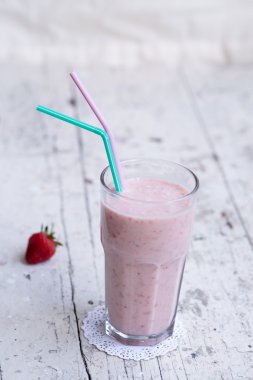 Çilek ve muz smoothie sağlıklı dring yoğurt ile