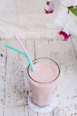Çilek ve muz smoothie sağlıklı içecek yoğurt ile