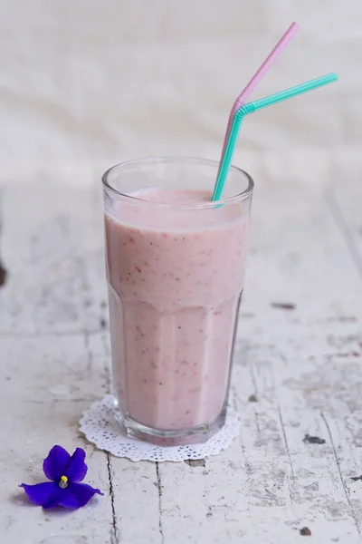 Batido de fresa y plátano: secado saludable con yogur — Foto de Stock