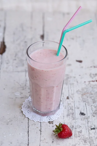 Batido de fresa y plátano: secado saludable con yogur — Foto de Stock