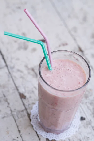 Çilek ve muz smoothie sağlıklı dring yoğurt ile — Stok fotoğraf