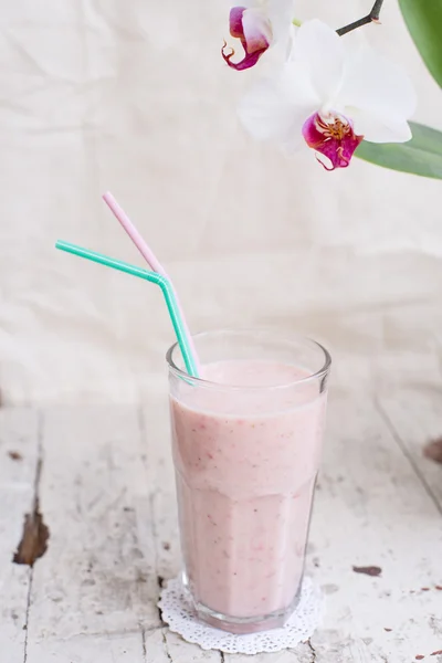 Çilek ve muz smoothie sağlıklı dring yoğurt ile — Stok fotoğraf