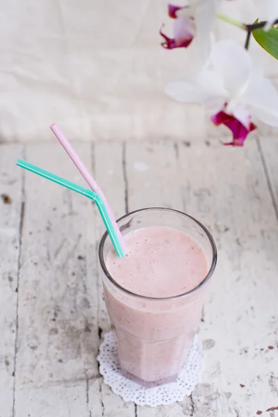 Çilek ve muz smoothie sağlıklı içecek yoğurt ile — Stok fotoğraf