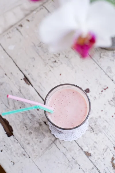 Batido de fresa y plátano Bebida saludable con yogur — Foto de Stock