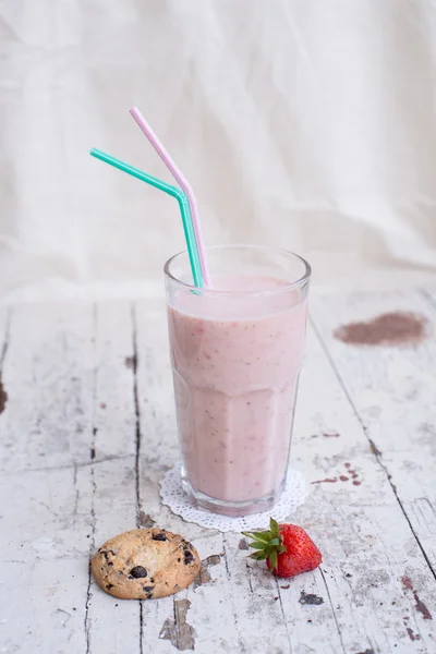 Batido de fresa y plátano Bebida saludable con yogur — Foto de Stock