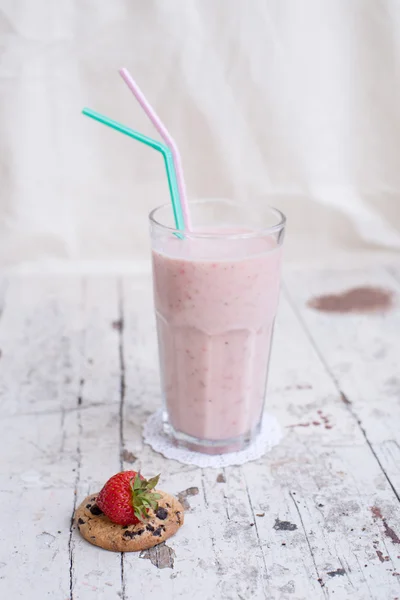 Batido de fresa y plátano Bebida saludable con yogur — Foto de Stock