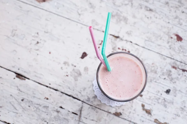 Çilek ve muz smoothie sağlıklı içecek yoğurt ile — Stok fotoğraf