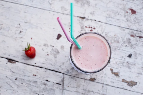 Çilek ve muz smoothie sağlıklı içecek yoğurt ile — Stok fotoğraf