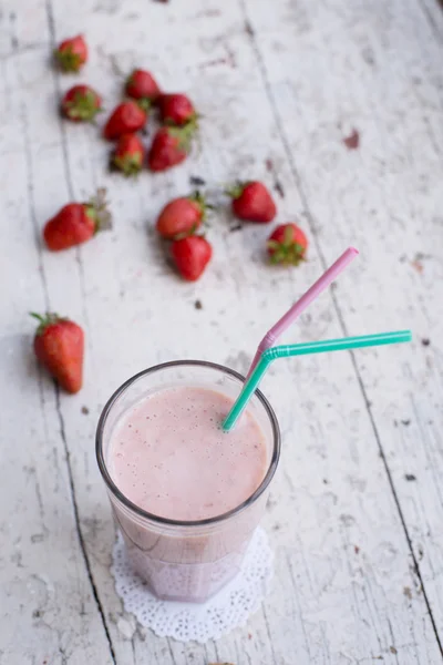 Çilek ve muz smoothie sağlıklı içecek yoğurt ile