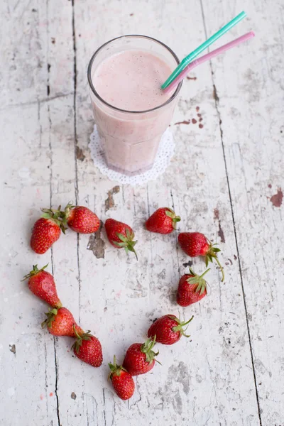 Çilek ve muz smoothie sağlıklı içecek yoğurt ile — Stok fotoğraf